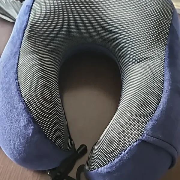 Almohada de viaje Curvela fotografiada por Tomás L., comprador verificado